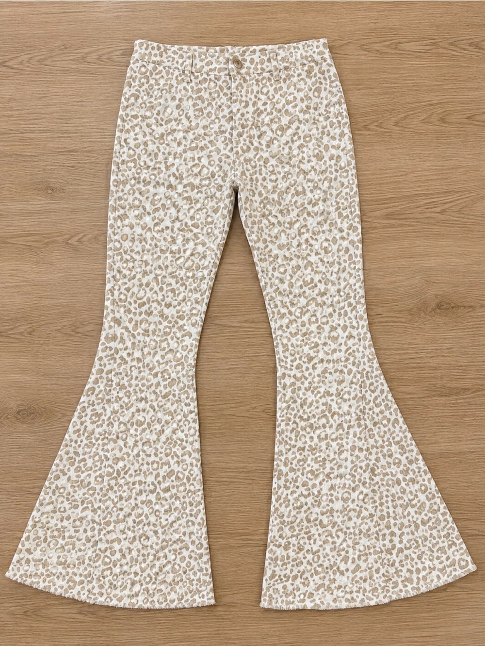 Wisteria Lane Women’s Beige Leopard Wide-Leg Jeans